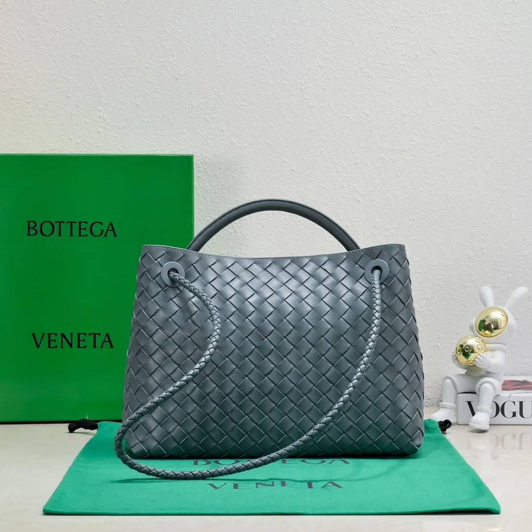 The 2023 new Andiamo batch of 2260 BV has been shipped‼ ️Really popular🔥The new Andiamo woven handbag launched by Bottega Veneta this season is really popular all over the world! ! Celebrities at home and abroad have worn it, and Oscar-winning actress Michelle Yeoh has taken it out on the street. Song Jia, Trai Yara, Yu Feihong, Sanji Ayaka, Rosie Hunting-Whiteley, Yoshioka Riho, etc. have all picked up this bag. It is classic and versatile, showing off its temperament, and the bag capacity is also large, which is very convenient for daily commuting! ! A variety of carrying methods, the shoulder straps can be adjusted by yourself, the original lambskin feels soft and delicate, and the unisex style breaks gender boundaries and brings a more practical and longer-lasting use experience. Andiamo, which has both elegant and casual styles, perfectly interprets the true appearance of "fashionable old money style". Style number: 8463 Size: 32*24*12